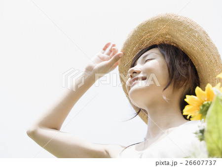 空を見上げる女性 26607737