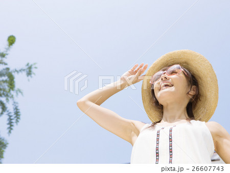 空を見上げる女性 空を見上げる女性 26607743