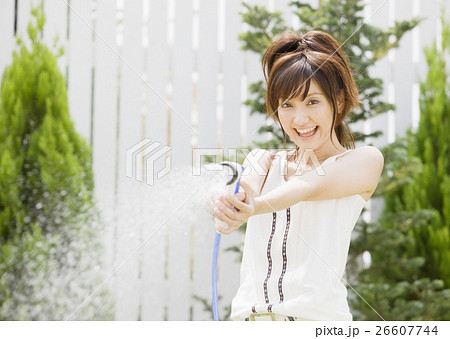 水撒きをする女性 26607744