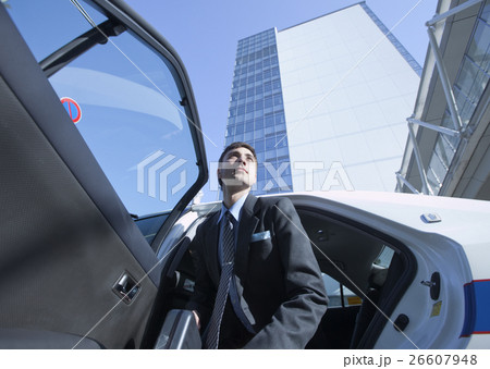 タクシーから降りるビジネスマン タクシーから降りるビジネスマン 26607948