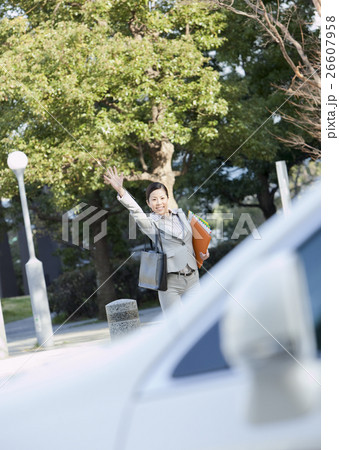 タクシーを止めようとするビジネスウーマン タクシーを止めようとするビジネスウーマン 26607958