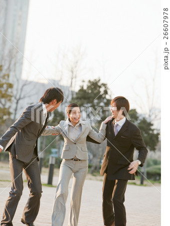 喜ぶビジネスマンとビジネスウーマン 26607978