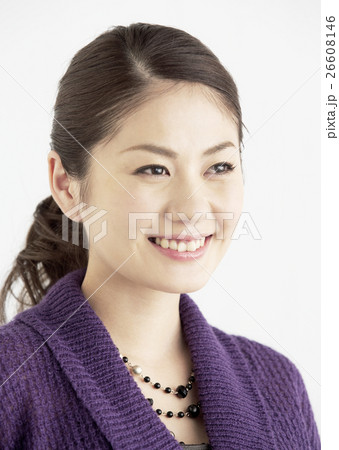 笑顔の若い女性 26608146