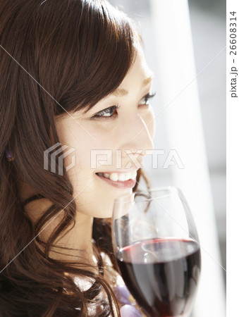 ワインを楽しむ女性 26608314