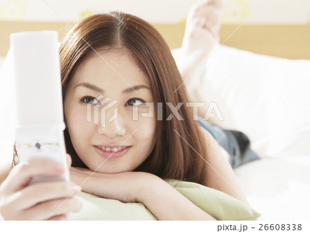 携帯電話を見る女性 携帯電話を見る女性 26608338
