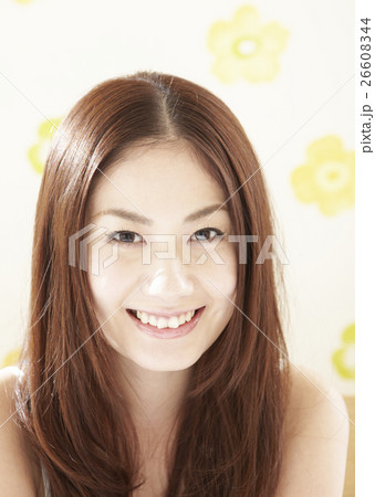 笑顔の女性 26608344