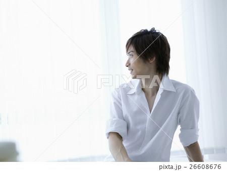 リラックスする若い男性 リラックスする若い男性 26608676