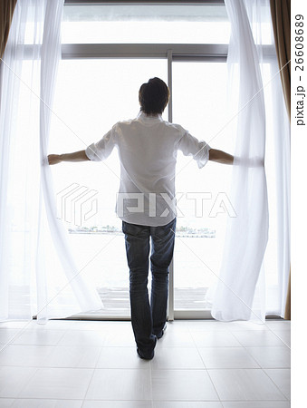窓辺の若い男性 26608689