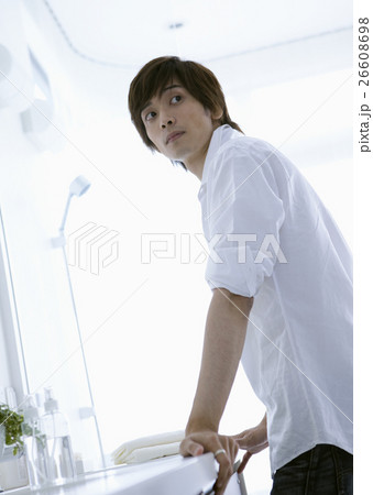 洗面所の若い男性 洗面所の若い男性 26608698