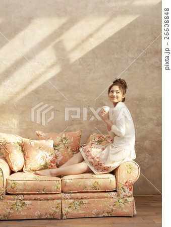 ソファーに座る女性 ソファーに座る女性 26608848