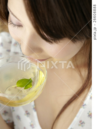 ハーブティーを飲む女性 26608888
