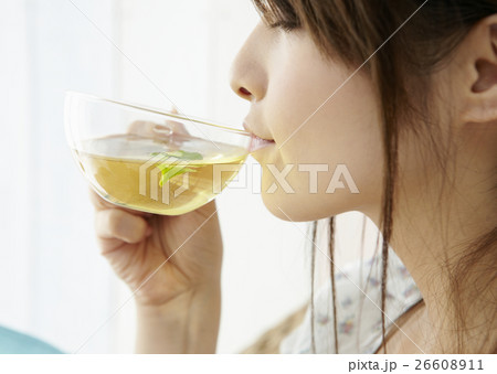 ハーブティーを飲む女性 ハーブティーを飲む女性 26608911