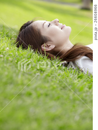 芝生に寝転ぶ若い女性 芝生に寝転ぶ若い女性 26608966