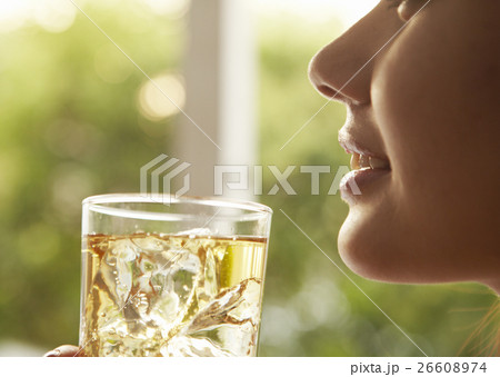 ハイボールを飲む若い女性 ハイボールを飲む若い女性 26608974