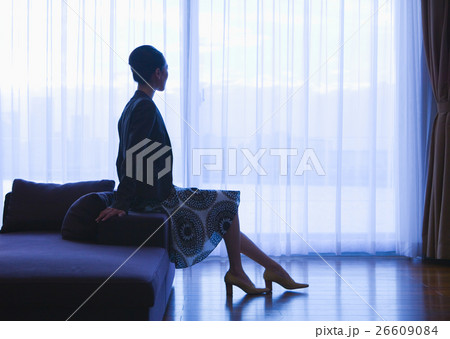 窓辺に座る女性 26609084