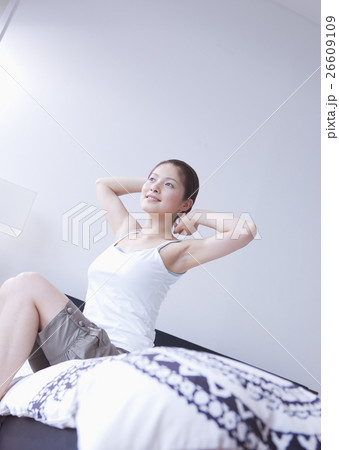 ベッドルームでストレッチをする女性 26609109