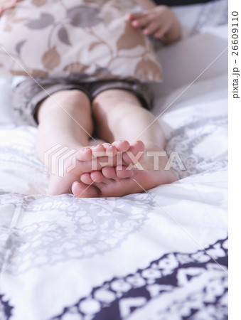 ベッドでくつろぐ女性の足元 ベッドでくつろぐ女性の足元 26609110
