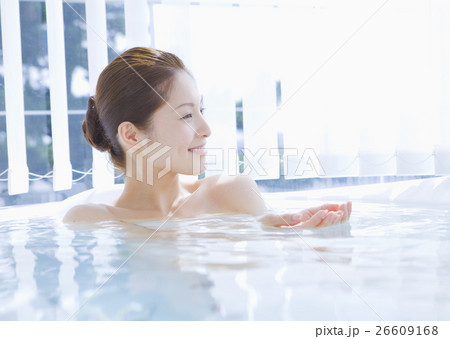 入浴する女性 入浴する女性 26609168