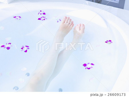 入浴する女性の足元 入浴する女性の足元 26609173