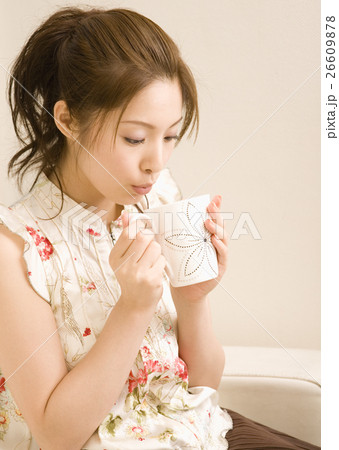 ホットドリンクを飲む女性 26609878