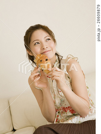 パンを食べる女性 26609879