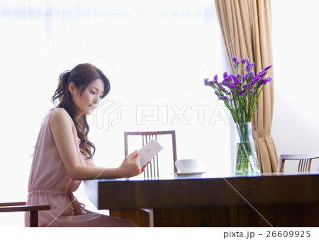 ダイニングルームで読書する女性 ダイニングルームで読書する女性 26609925