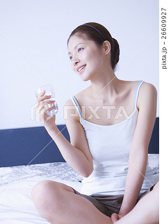 水を飲む女性 26609927