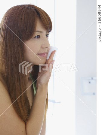 フェイスケアをするミドルの女性 26609944