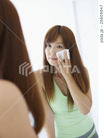 フェイスケアをするミドルの女性 26609947