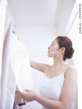 クローゼットから服を選ぶ女性 クローゼットから服を選ぶ女性 26609948