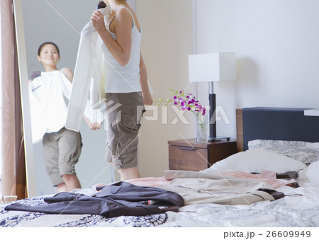 ベッドルームで洋服を選ぶ女性 ベッドルームで洋服を選ぶ女性 26609949