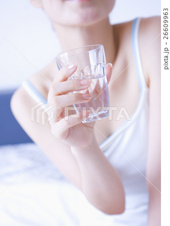 水を飲む女性の手元 水を飲む女性の手元 26609963