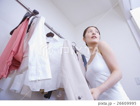 クローゼットから服を選ぶ女性 クローゼットから服を選ぶ女性 26609995