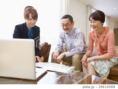 保険外交員の女性とシニアの夫婦 26610088