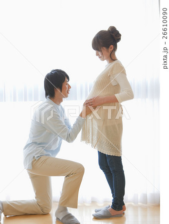 妊婦の妻のお腹を触る夫 26610090