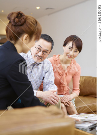 保険外交員の女性とシニアの夫婦 26610095