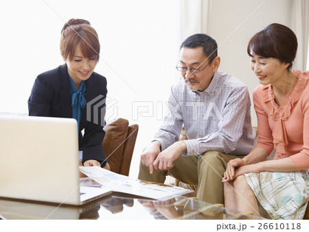 保険外交員の女性とシニアの夫婦 26610118