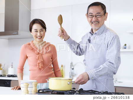 料理を楽しむシニアの夫婦 26610138