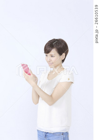 スマホを操作する若い女性 スマホを操作する若い女性 26610539