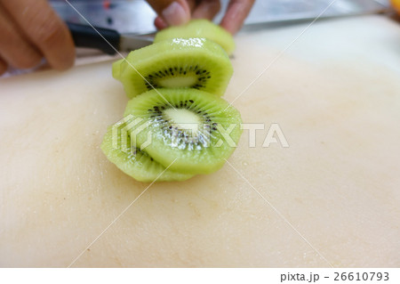 kiwi fruit sliced 26610793