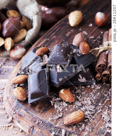pieces of chocolate with nuts and cinnamon 26611207