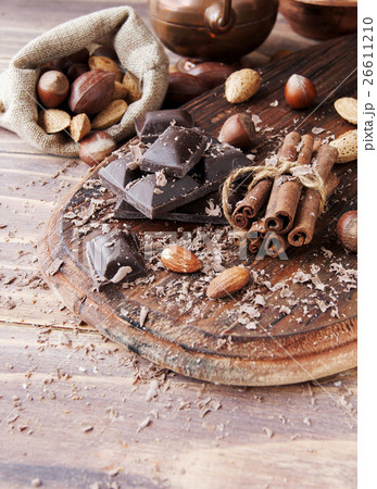 pieces of chocolate with nuts and cinnamon 26611210
