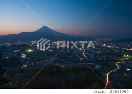 静岡県 三島市街並み夜景と富士山の写真素材