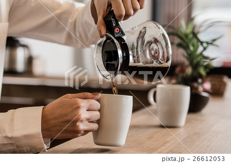 コーヒーを入れるカフェの店員 26612053