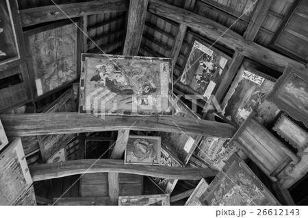 荒川神社拝殿モノクロ 26612143