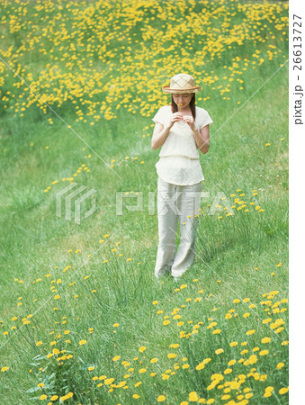 花畑の女性 26613727