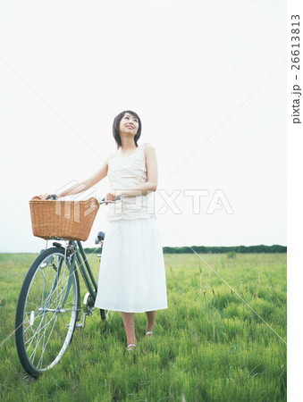 自転車と女性 自転車と女性 26613813