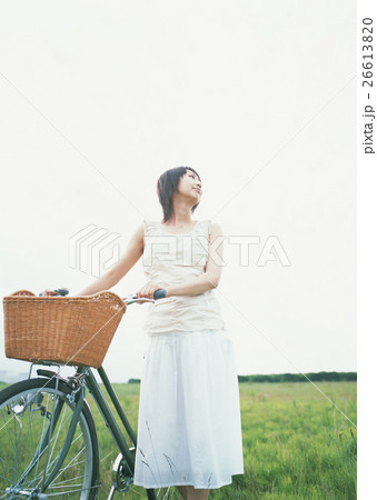 自転車と女性 自転車と女性 26613820