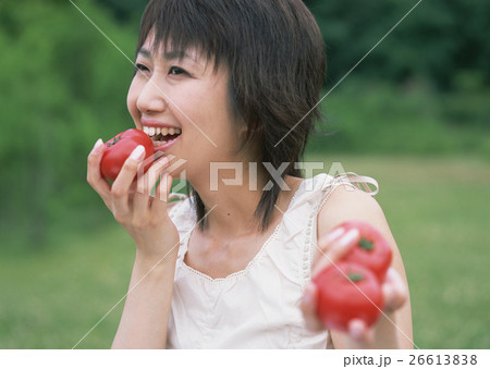 トマトと女性 26613838