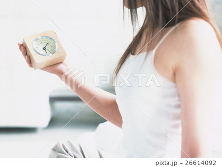 目覚まし時計と女性 26614092
